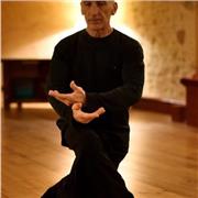 Coach de Qi gong, de Tai Chi et de Méditation. J'enseigne en cours particuliers, de groupes, au domicile ou en entreprise